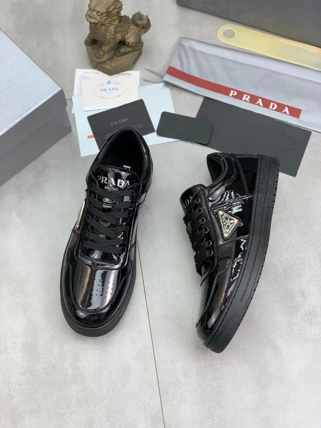 P380 Yuan 38-45 Prada Prada’s new men’s leather sports shoes, the highest version on the market, any comparison is welcome🆚! The original leather has excellent texture and is super high-end! Fetal sheep net lining imported from Italy, removable pad! Luxurious materials and fine workmanship, highly recommended!